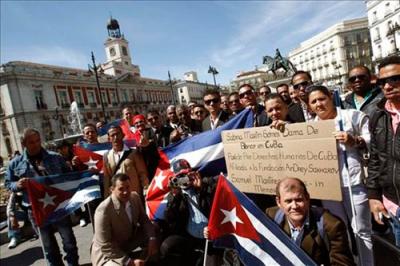Protestan cubanos desalojados por la policía en Madrid
