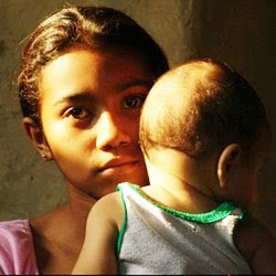 Infancias perdidas por embarazos tempranos en El Salvador