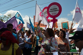 Mujeres defienden en las calles ley contra la violencia en Nicaragua