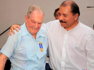 Daniel Ortega condecora a luchador antifascista griego Aris Agnano