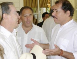 Uribe comprometió su palabra por Colombia, recuerda Ortega