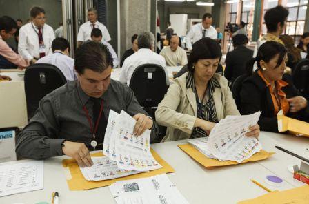 Progresa conteo manual de votos en Costa Rica