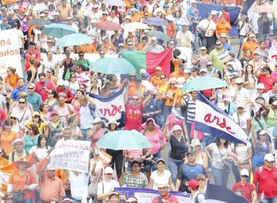 Educadores retoman las calles en Costa Rica por salarios pendientes