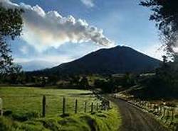 Volcán Turrialba pone en vilo a vecinos en Costa Rica