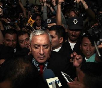 Presidente de Guatemala comparece ante la justicia entre abucheos