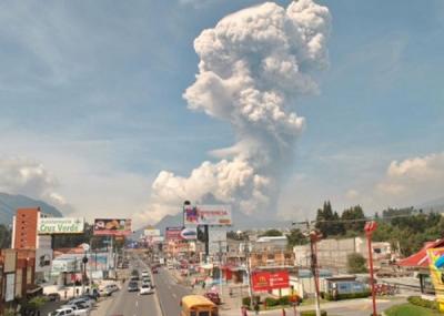 Volcán Santiaguito de Guatemala mantiene fuerte columna de humo