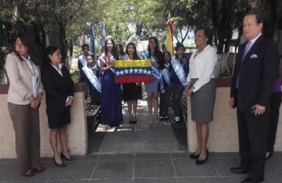 Nuevas generaciones de Guatemala rinden homenaje a Simón Bolívar