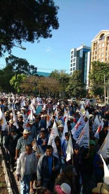 Guatemala marcha por la renuncia de Jimmy Morales