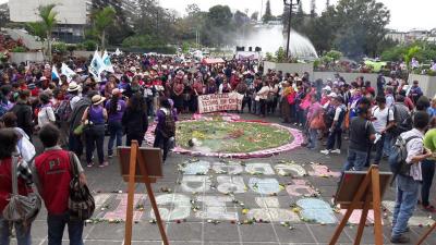 Muerte de niñas por incendio impacta marcha de mujeres en Guatemala